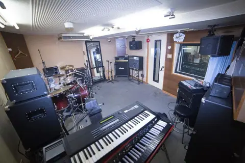 Z studio-M4(ドラムとキーボード、アンプのある練習室)
