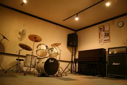 ZERO studio（ゼロスタジオ）：ドラムとピアノのある練習室